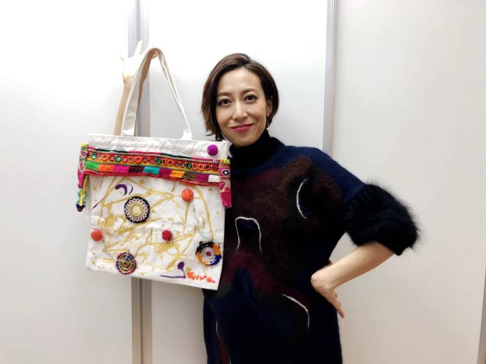 日本歌姬一青窈率26組藝人做公益　手繪購物袋義賣
