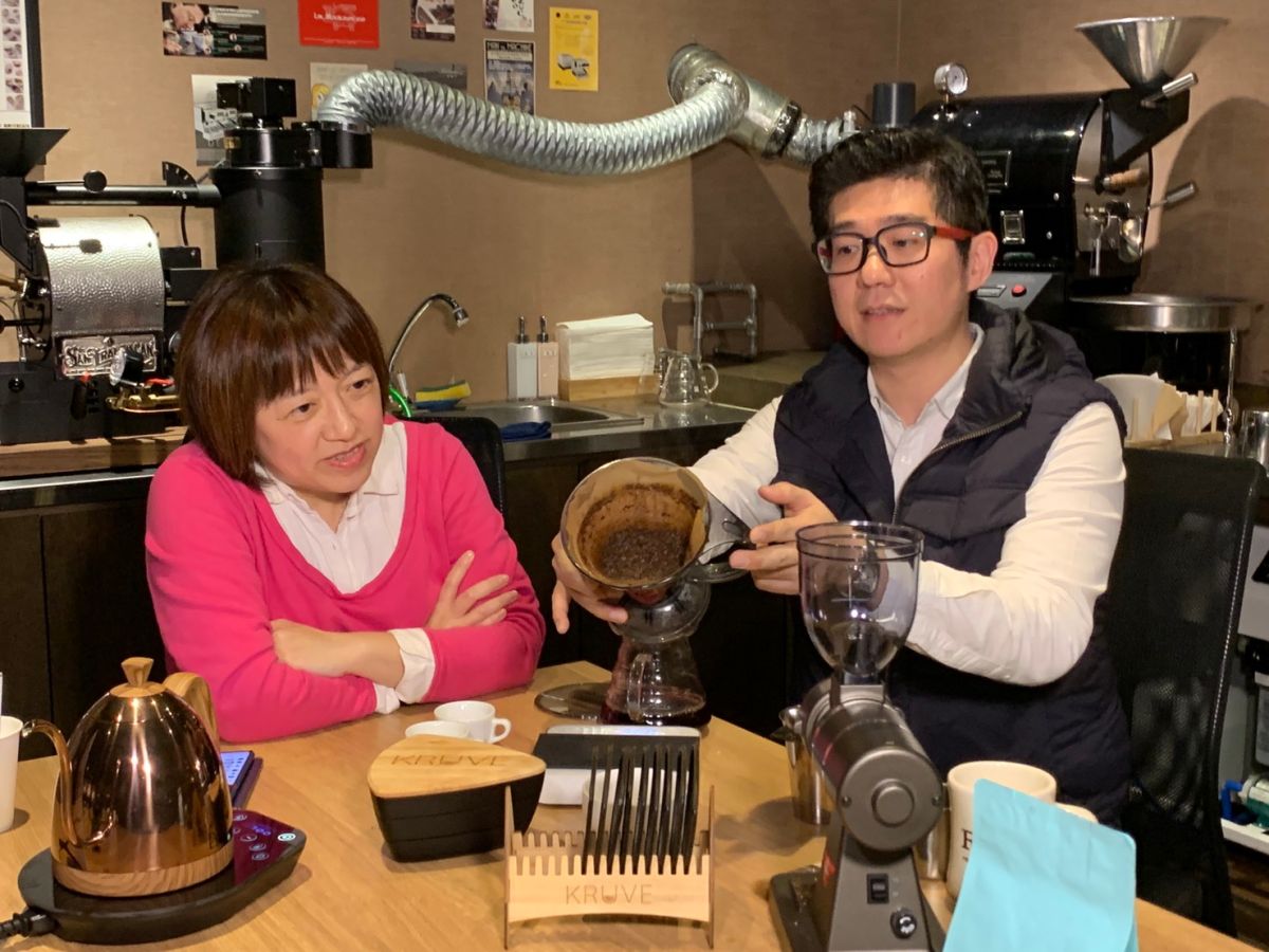 NOWnews今日新聞最新直播節目「小玉巷仔內」，25日邀請到的強棒來賓，是「咖啡達人」維堤咖啡學苑執行長楊明勳。（圖/NOWnews）