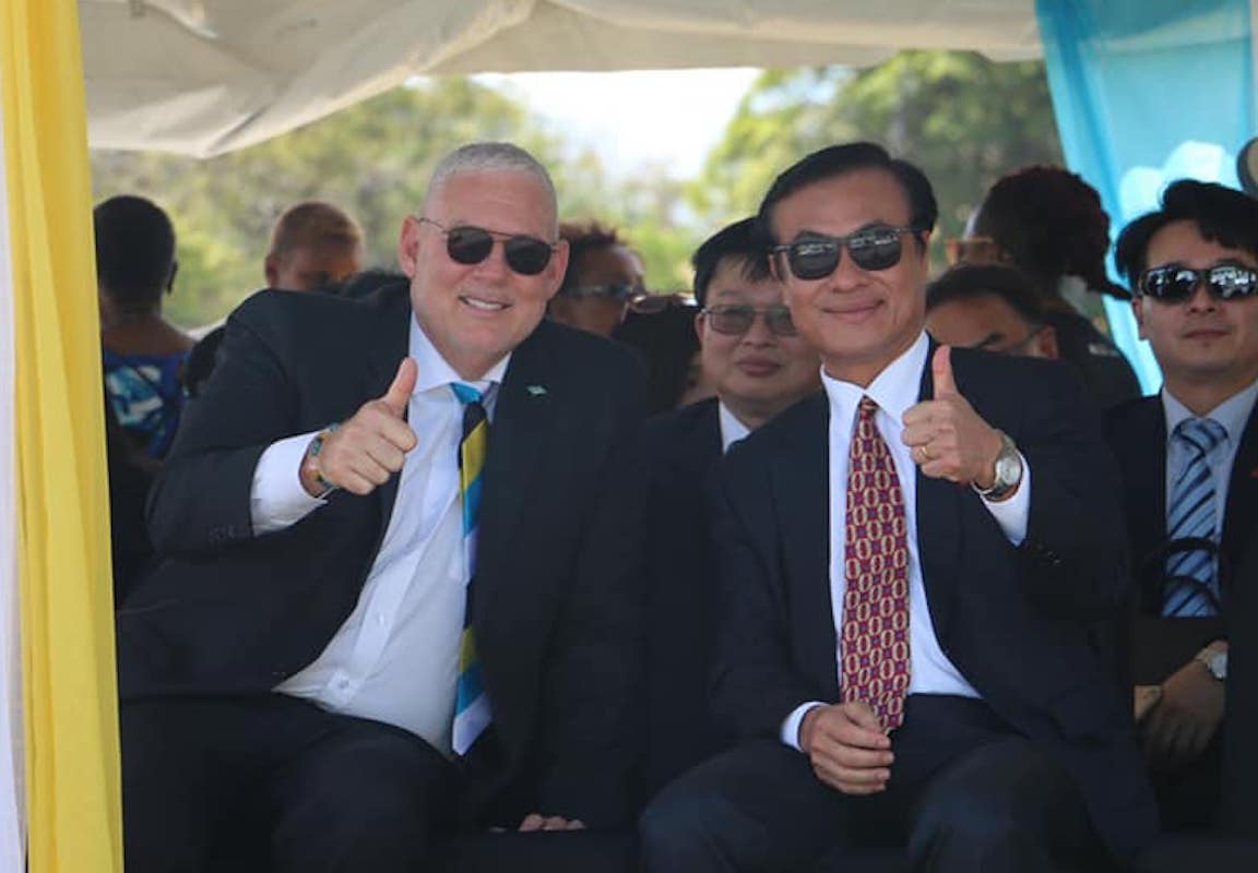 ▲前立法院長蘇嘉全（右）過去曾多次代表蔡英文總統率團出訪，此為與聖露西亞總理查士納（左）合影。（圖／翻攝自蘇嘉全臉書）