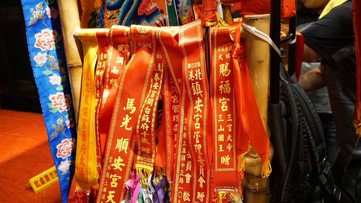 ▲鑾駕上掛滿各宮廟紀念布條。（圖／記者蘇榮泉攝，2019.02.25）