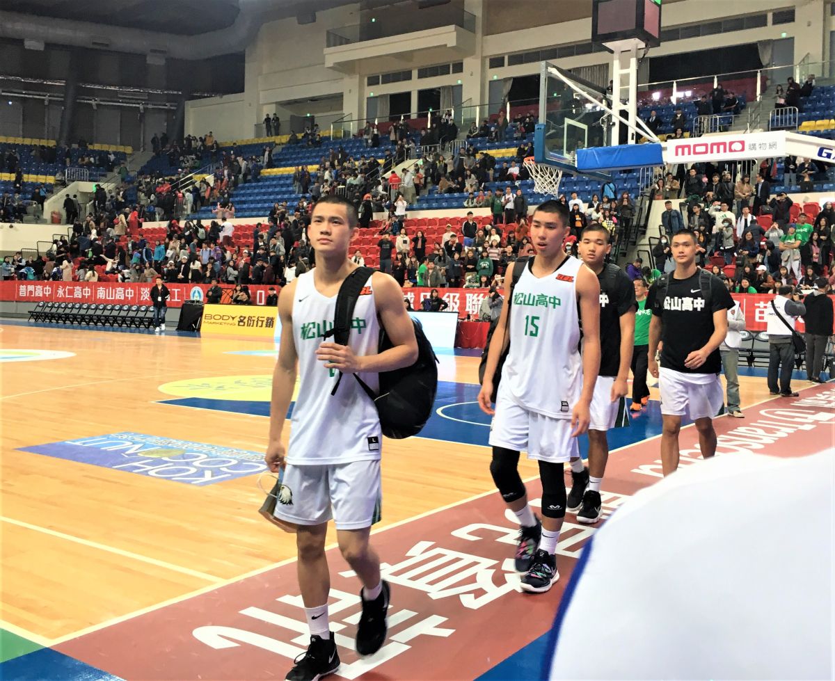 ▲松山高中八強止步，高三主控林勵（左一）賽前賽後都落淚。（圖／鍾東穎攝,2019.02.25）