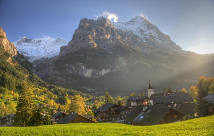 ▲瑞士格林德瓦不但是前往少女峰的前哨站，還因四季各能見到不同風光的明媚風景，而被稱為是全球最美小鎮之一！（圖／Booking.com提供）
