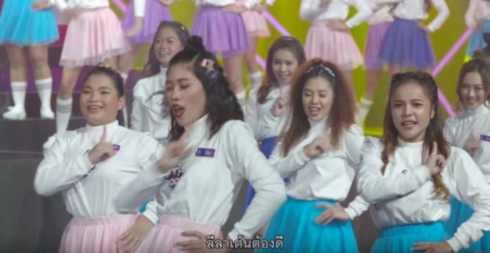 泰國選秀節目模仿韓國《PRODUCE 101》，但參賽少女妝容各異，音樂有如廟會祭典，讓泰國網友非常崩潰。（圖／翻攝YouTube影片）