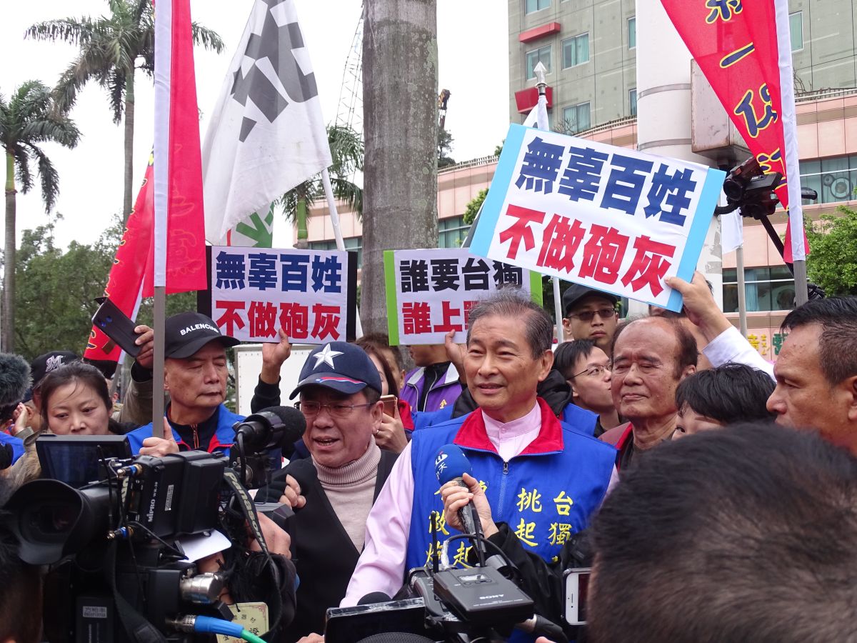 ▲不爽行政院長蘇貞昌（中）說要掃帚與中國大陸拚戰，中華統一促進黨總裁「白狼」張安樂26日上午帶領支持者與棺材赴立院抗議。（圖／記者呂炯昌攝, 2019.2.26）