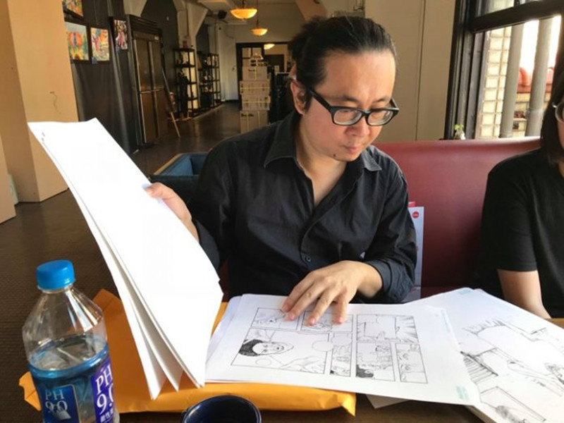 漫畫家阮光民展示自己作品（初聲／蔡瑜珊攝）