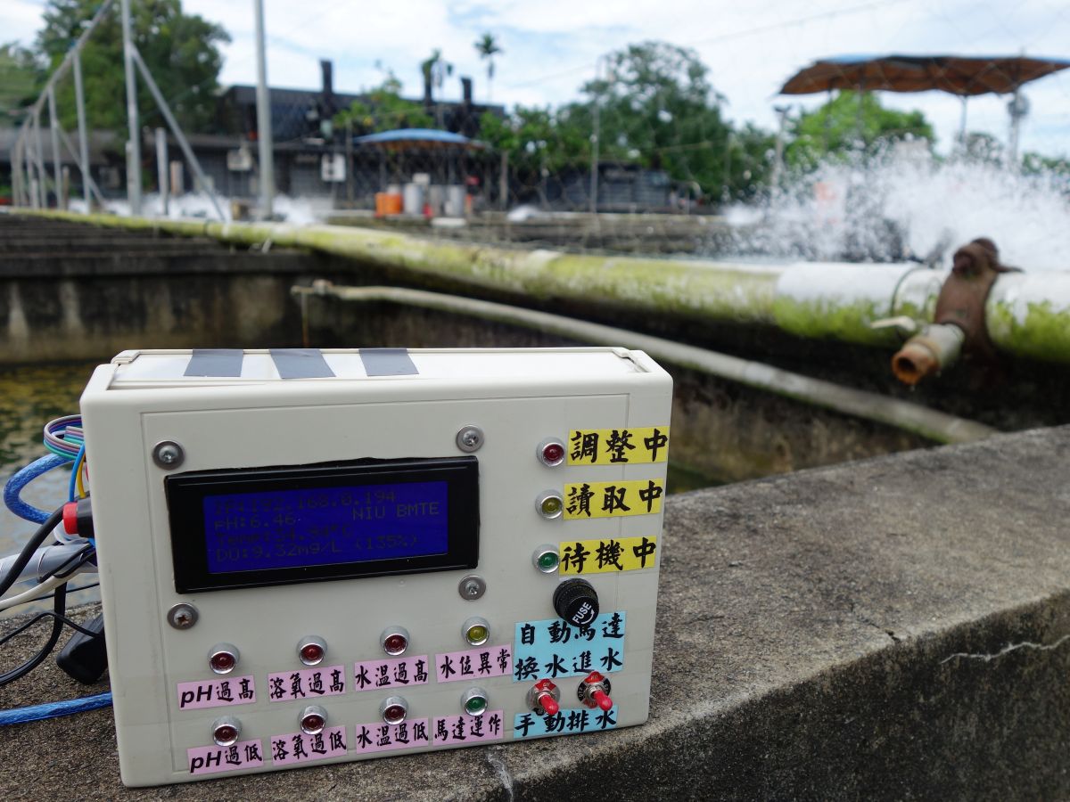 小型低成本人機裝置。宜大團隊製作小型低成本裝置，並投放於各養殖池中，紀錄各項資料並由WIFI發送資料至伺服端。(圖／章育銘提供)