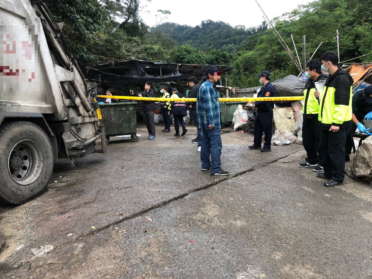 ▲女嬰屍體被包在塑膠袋內，丟棄在新北市新店區柴埕路84號前的廚餘回收桶內。（圖／記者蔡琇惠翻攝）