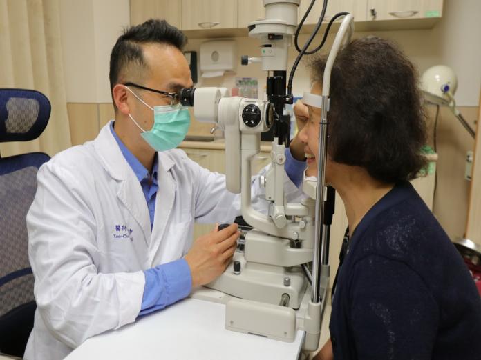 ▲醫生檢查患者眼睛。 (圖／林重鎣攝2019.2.26)
