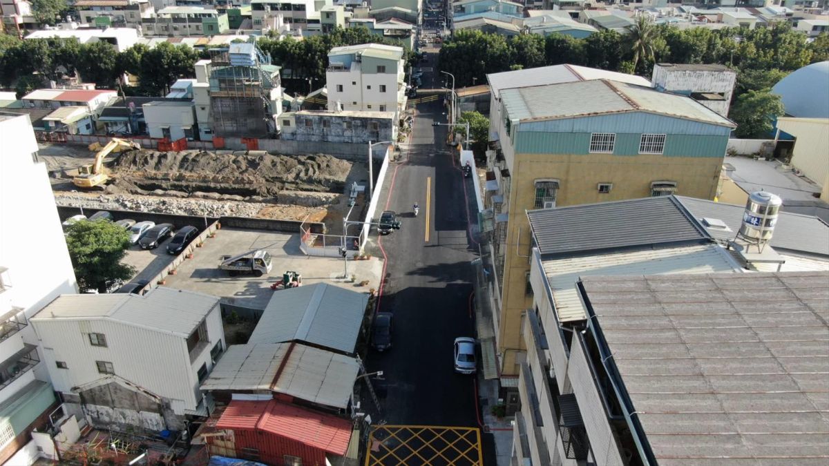 ▲高雄市鐵路地下化後首條貫通鐵道南北的道路的三民區中庸街打通工程已完工通車，不僅可作為中華地下道填平工程時的替代道路，同時成功路及建國路周邊民眾可經由中庸街直通中都地區及美術館南北交通更加便。（圖／高市府提供）