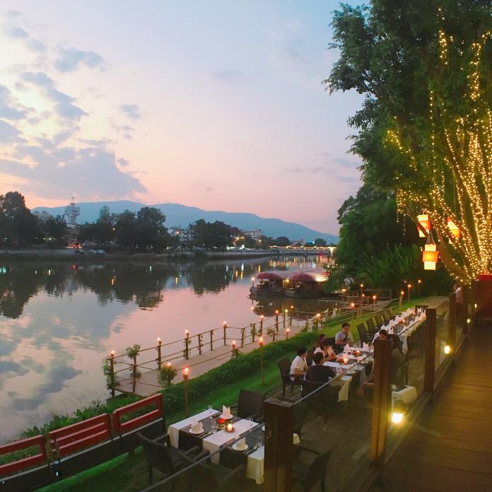 ▲Deck 1 Restaurant餐廳伴著清邁Mae Ping River 湄濱河。（圖／鍾東穎攝）