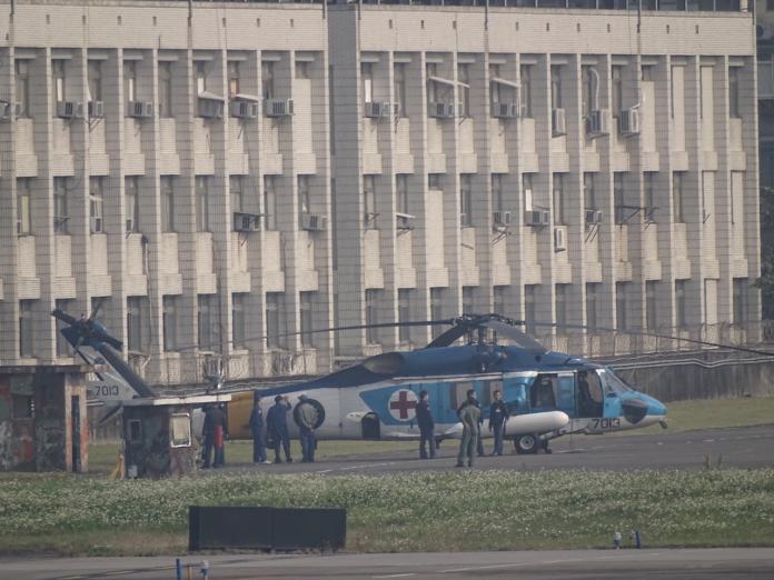 ▲編號7013的S-70C直升機在松山機場降落發生尾旋翼擦撞意外後，進行檢修。（圖／記者呂炯昌攝, 2019.2.27）