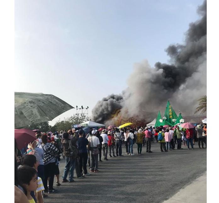 ▲屏東燈會疑菸蒂引起火警，濃煙阻擋不了排隊拿「紀念幣」。（圖／翻攝自臉書爆料公社）