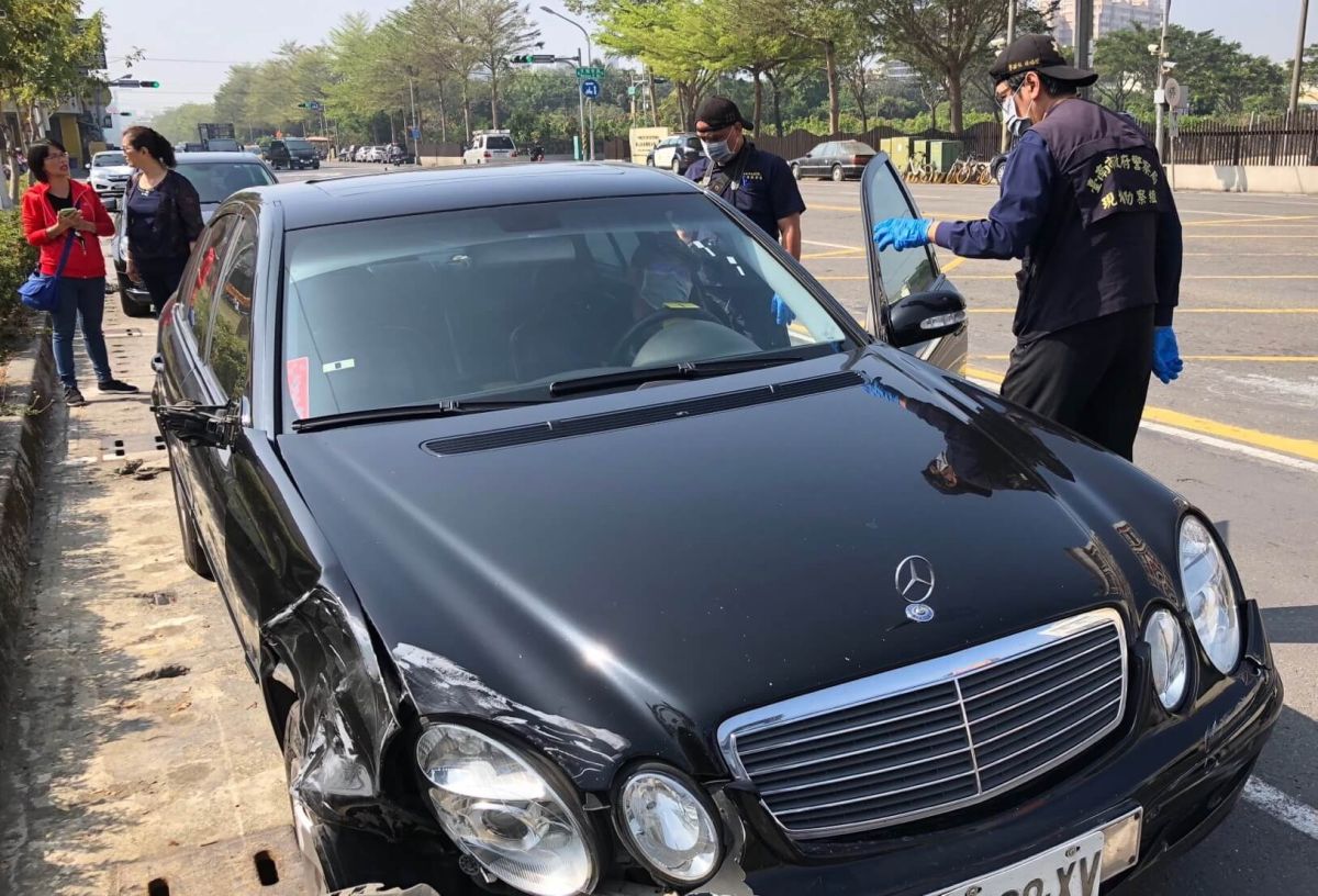 ▲歹徒在台南搶車，卻在高雄鳳山車禍肇逃，台南警方鑑識人員採取指紋等，以利破案。(圖／記者黃守作攝，2019.02.27) 
