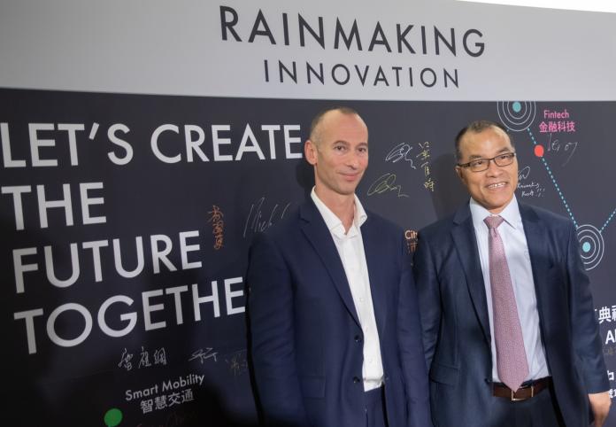 ▲葉匡時（右1）與Rainmaking Innovation創始人兼執行長Carsten Kølbek（左1）在簽名背板前合影。（圖／高市經發局提供,2019.02.27）