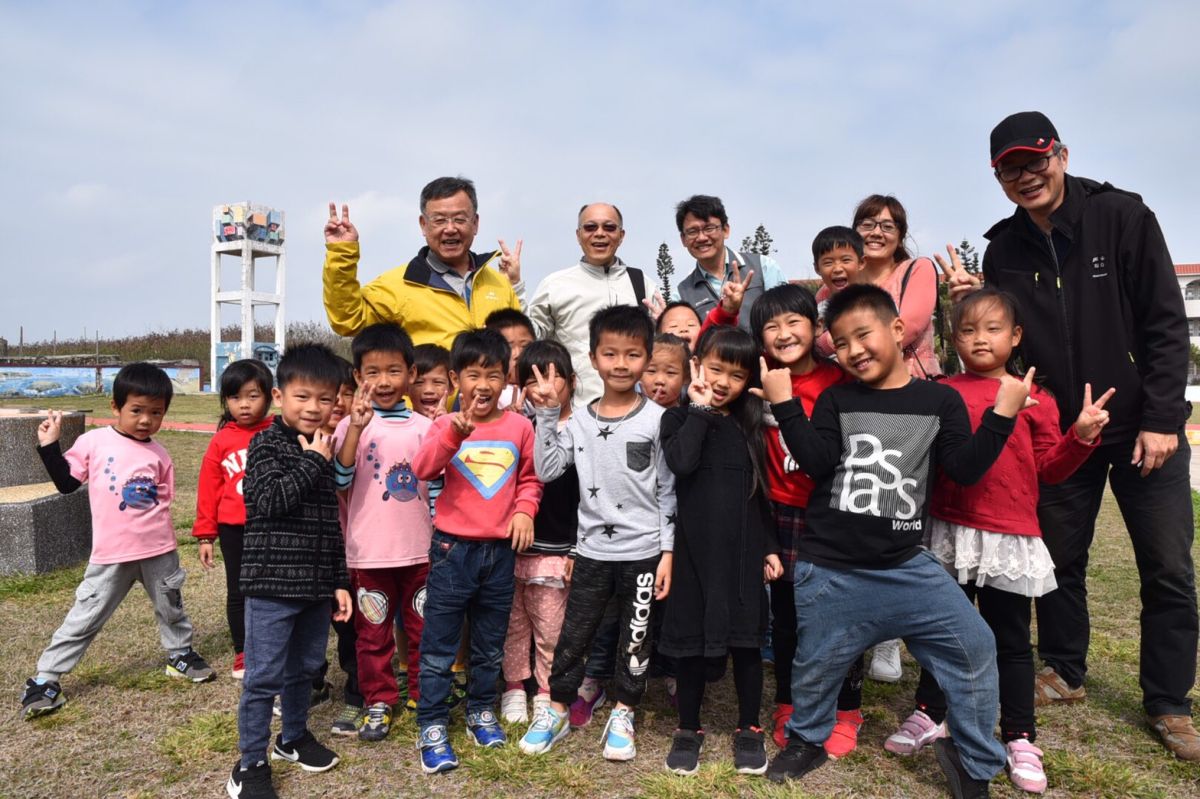 ▲澎湖縣長賴峰偉搭船前往七美國中、七美國小及雙湖國小三所學校視察，深入偏鄉關心離島學童的相關需求（圖／澎湖縣政府提供）