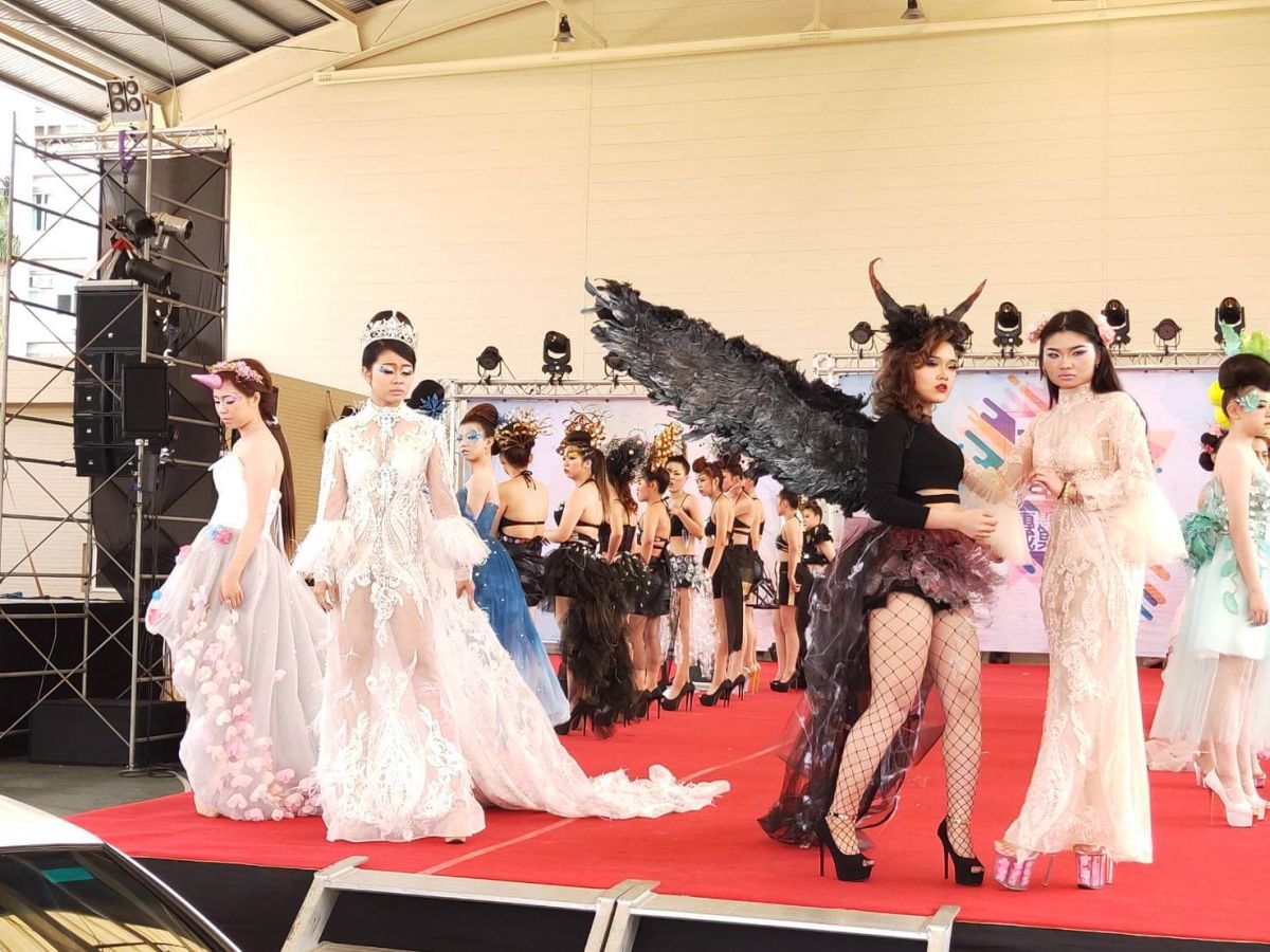▲大慶商工辦理專題製作成果發表會，學生一手包辦，走秀不比超級名模、有些生澀，但也有模有樣，令人驚豔。（圖／記者陳雅芳攝，2019.02.27）