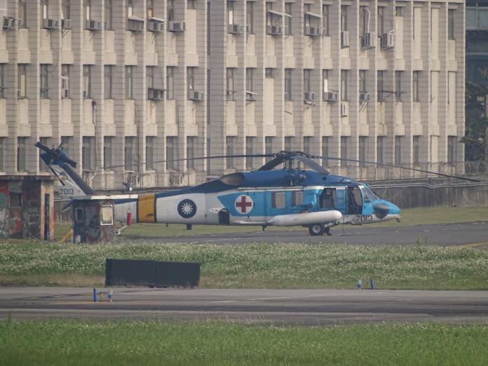 ▲編號7013的S-70C直升機在松山機場降落發生尾旋翼擦撞意外後，停留在松指部等候調查。（圖／記者呂炯昌攝, 2019.2.27）
