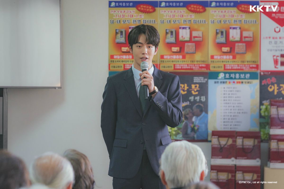 ▲南柱赫劇中放棄記者夢，狂推銷補藥給老人。（圖／KKTV）