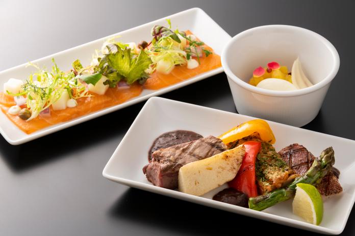 ▲台北晶華酒店與 ANA 合作，今年再度於台日航線提供招牌料理，一月份「Robin's 牛排館」機上套餐。（圖／晶華酒店）