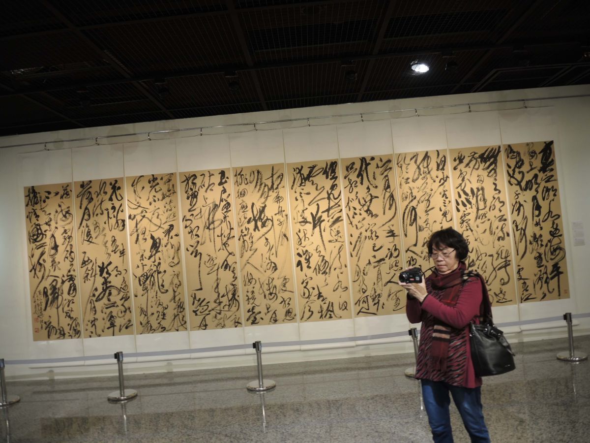 ▲書法大師施春茂以「會古通今」為題舉辦書法創作展，特別亮眼為七尺十連屏「張若虛春江花月夜」狂草作品，其氣勢磅礡。（圖／記者陳雅芳攝，2019.02.28）