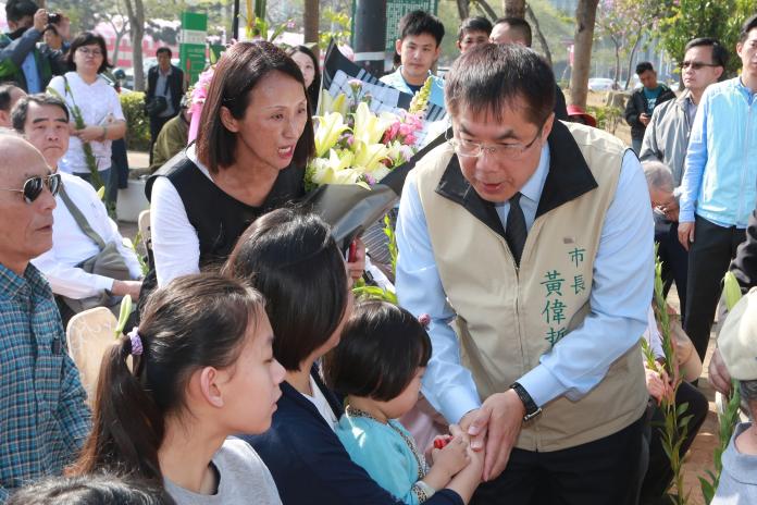 ▲台南市長黃偉哲向二二八受難者家屬致意。（圖／台南市政府提供）