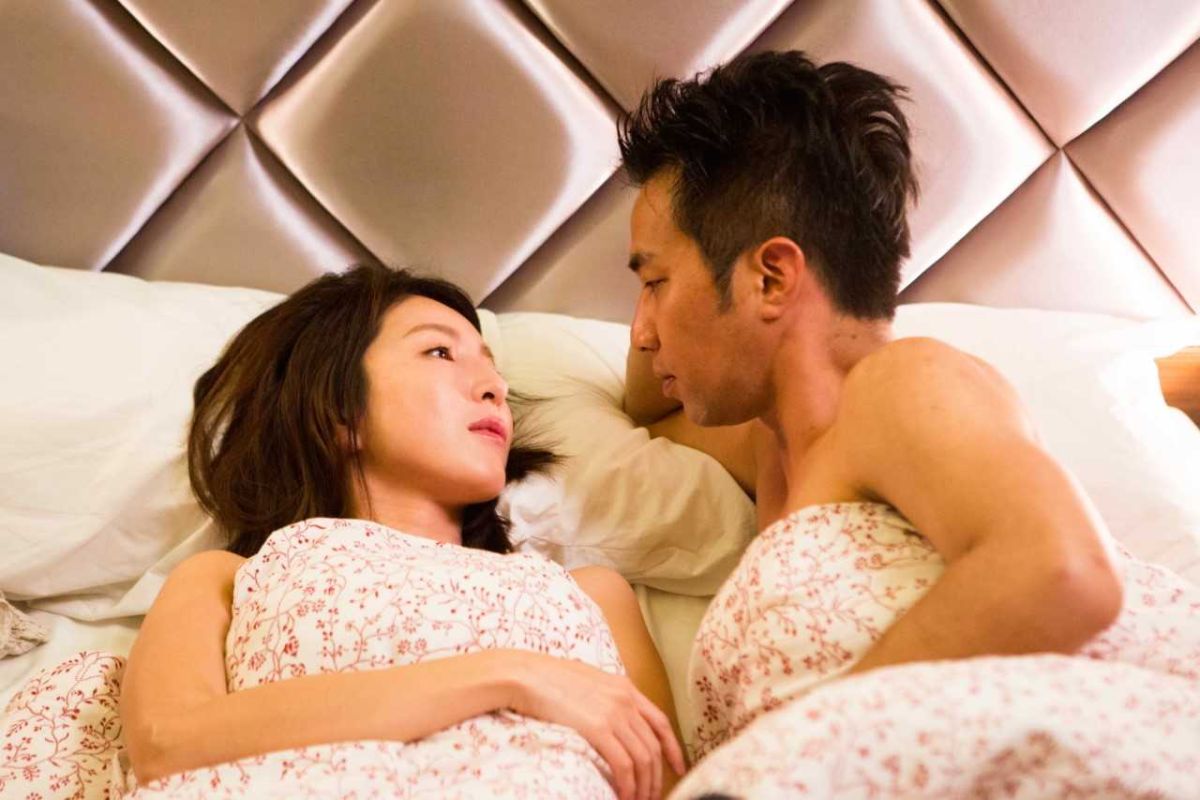 ▲楊謹華、黃健瑋在《顧家男》第一集就有床戲。（圖／八大提供）