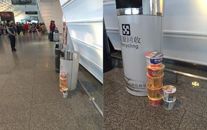 ▲網友在機場大廳的資源回收桶旁發現7碗泡麵。（圖／翻攝自PTT, 2019.02.28）