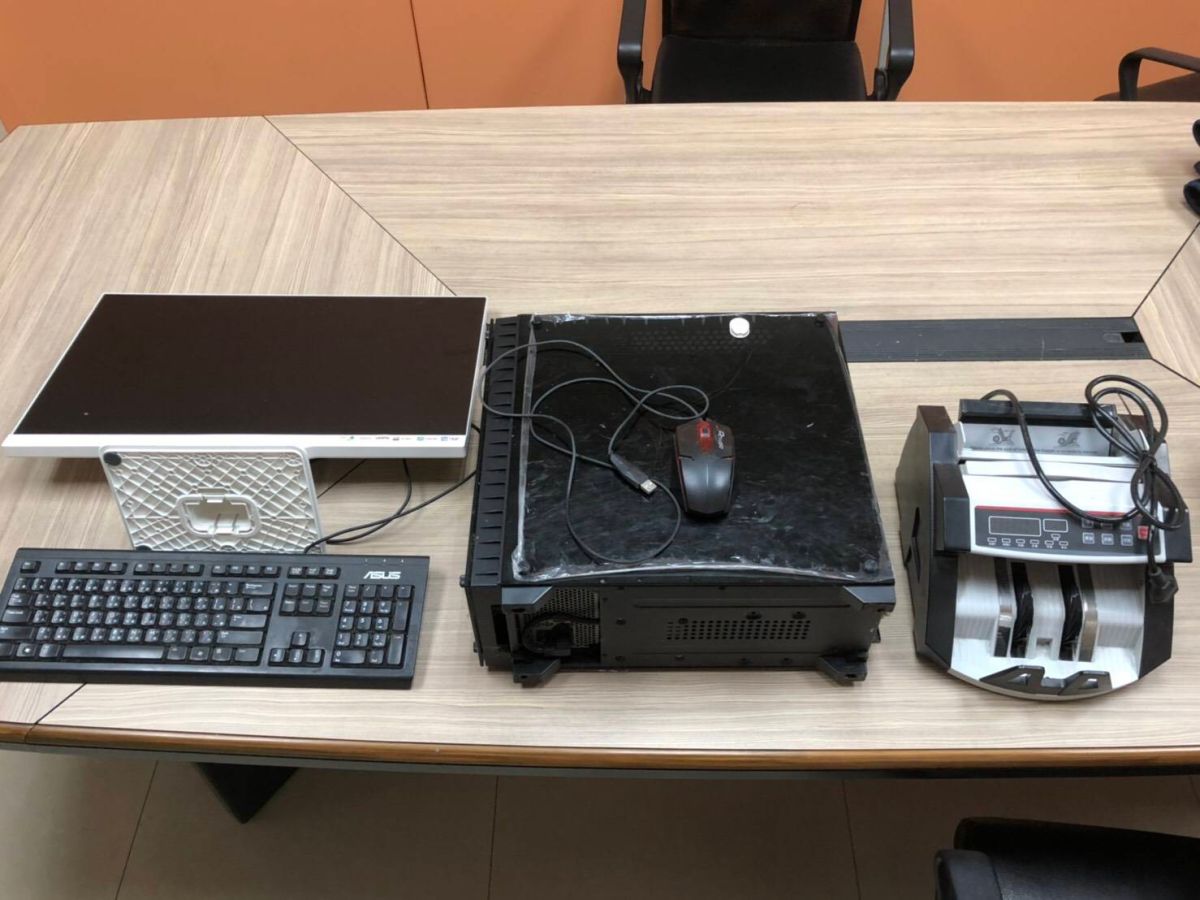 ▲高市警局三民一分局為偵破名為「一路發」以「假檢警」詐騙手法的詐騙集團，當場查扣點鈔機、主機電腦一組、帳冊、手機等證物。(圖／記者郭凱杰翻攝，2019.02.28)