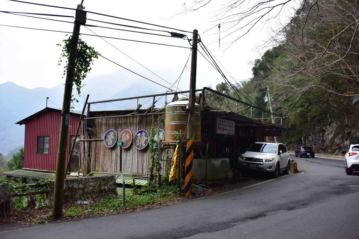 ▲台7線北橫37.8K處，一間毫不起眼的鐵皮屋看似工寮，卻暗藏山中鮮美滋味。（圖／記者李春台攝）