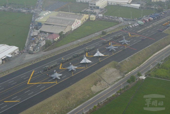 ▲ 民國96年國防部執行花壇戰備道起降實況。（軍聞社資料照片）