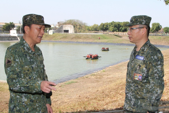 ▲ 陸軍第10軍團指揮官王中將視導部隊駐地訓練情形。（陸軍第10軍團提供）