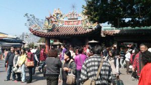 7255_775322459148630_1538032141_n 紫南宮年年香火鼎盛、人潮不斷,尤其是大年初一的生肖錢母發放活動更是刊比媽祖繞境那般盛大。(資料圖/網友YuFeng Chu上傳)