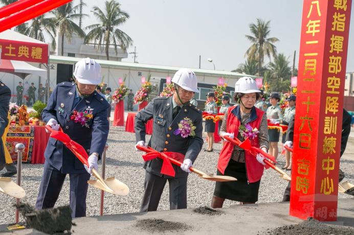 ▲ 陸軍航特部指揮官何中將（中）與屏東縣副縣長吳麗雪（右）、空軍第六聯隊聯隊長魯少將（左）等人共同執鏟動土。（軍聞社記者徐振威攝）