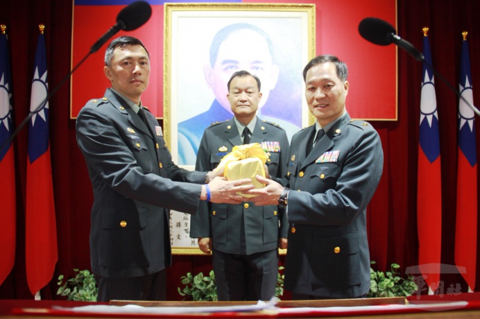 ▲ 國防部軍備局局長房中將（中）27日主持生產製造中心主任交接布達典禮。（軍備局提供）