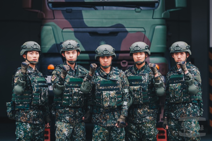 ▲ 國防部今日推出的「自信專業，追求卓越」短片；圖為陸軍21砲指部火箭營官兵合影。（軍聞社記者陳軍均攝）