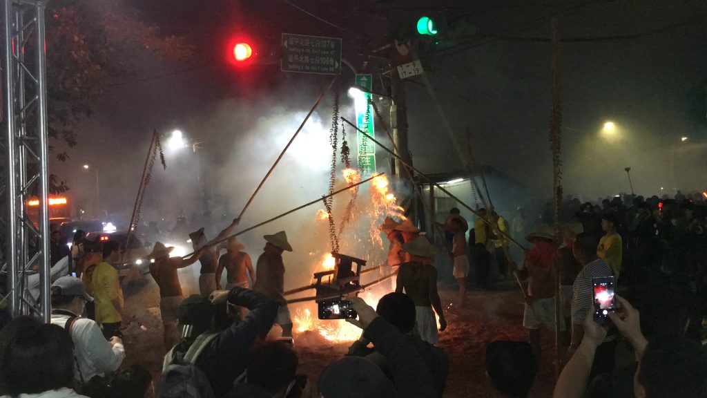 有些地方認為鞭炮有送走窮神的功用。圖為社子島夜弄土地公。（圖／記者黃彥昇攝）