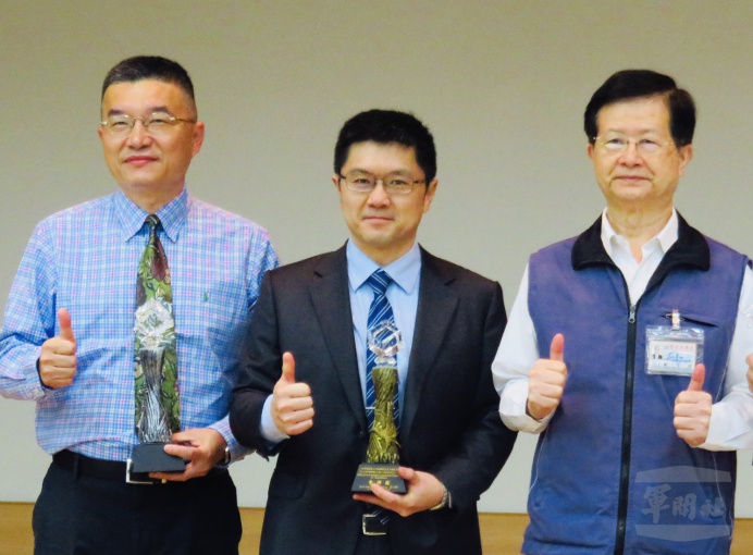 ▲ 松山分院醫療部主任牟上校（左）、院長洪上校（中）、臺北市衛生局黃局長於頒獎典禮上合影。（松山分院提供）