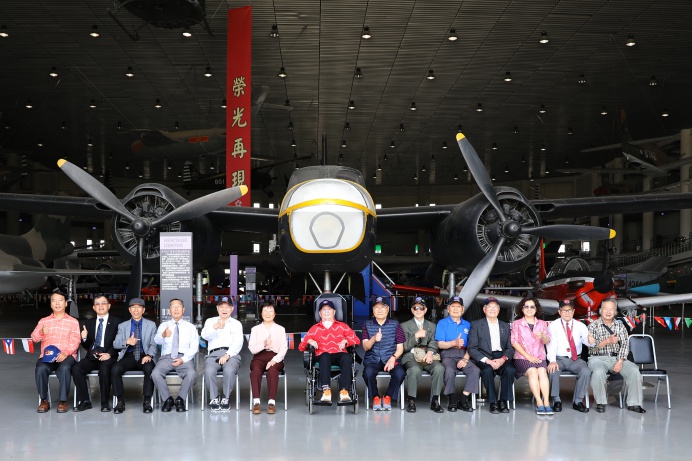 ▲ 黑蝙蝠中隊成員及眷屬於航教館內的B-26轟炸機前合影留念。（軍聞社記者徐振威攝）