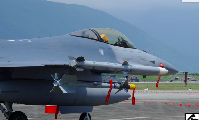 ▲空軍F-16A戰機掛載AIM-120飛彈。（資料照／記者呂炯昌攝 ）