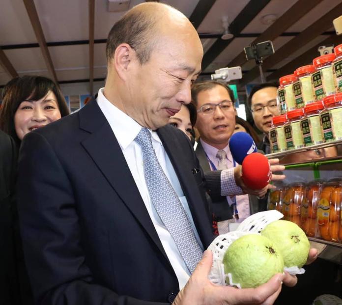 高雄市長韓國瑜星馬之行，積極推銷高雄農產品，卻遭執政黨酸言酸語打壓。（圖／翻攝韓國瑜臉書）