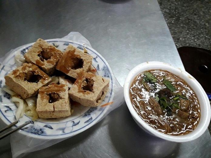巷仔內美食　台十九線旁台灣美食　讓人迷戀的炸臭豆腐
