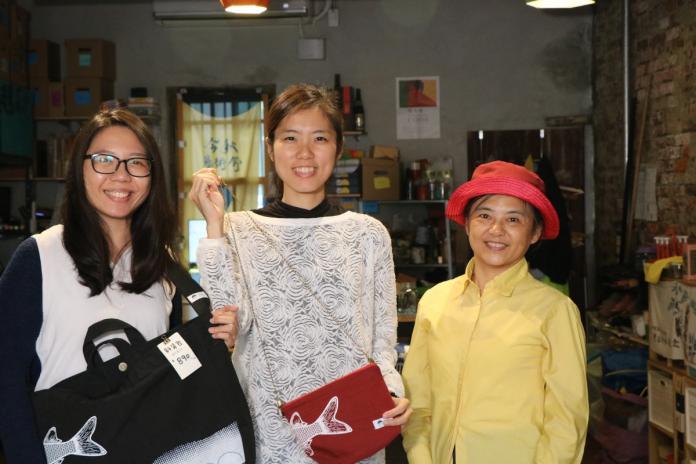 志工陳宜暄、林純瑜、社區媽媽楊富媚（由左至右）在剩布計畫中一起合作製造產品。（圖／房莛蓁攝）