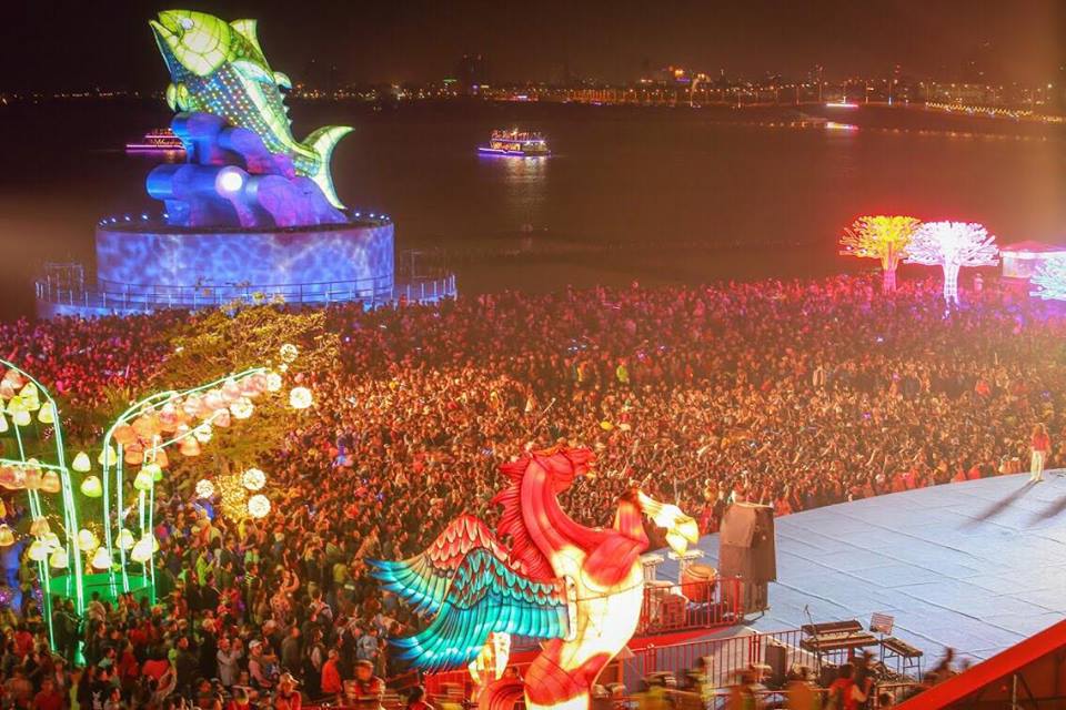 ▲台灣燈會辦在大鵬灣，在湖光倒映之下更美麗。（圖／翻攝自潘孟安臉書, 2019.03.01）