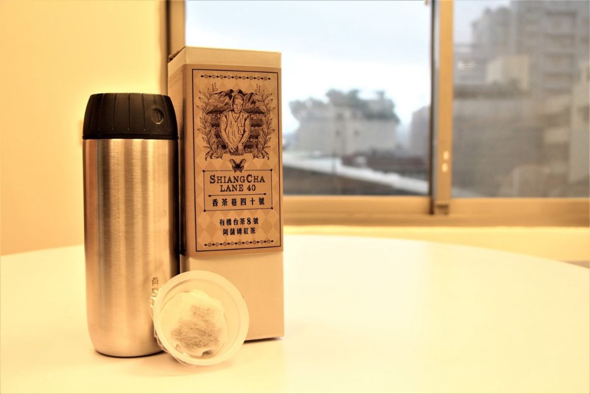 江奕廷設計出計時泡茶隨行杯與茶膠囊，讓更多人輕鬆品好茶。（圖／黃佩瑄攝）