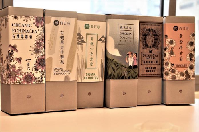 江奕廷與有機茶農合作推出六款茶葉，設計師到茶園取材後設計各具特色的外包裝。（圖／黃佩瑄攝）