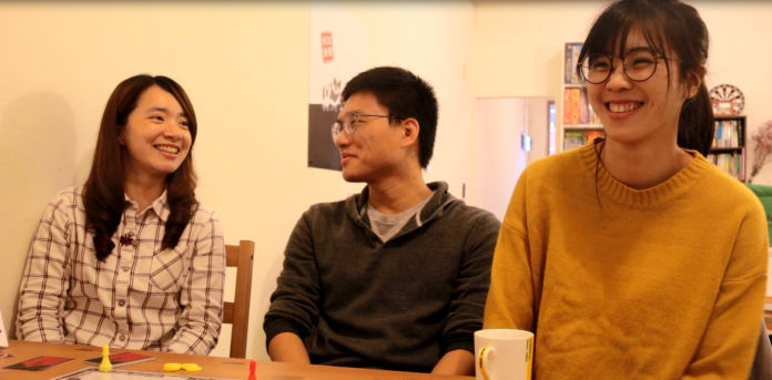 阿普蛙工作室成員林侃眉（左）、吳健毅（中）、李庭欣（右）講述《抓誑新聞》的意義。（圖／鄭芊芷攝）
