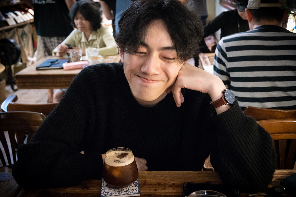 李友廷嘗試改變和弦編排，讓音樂有新風貌。(圖／世新新聞人報社)