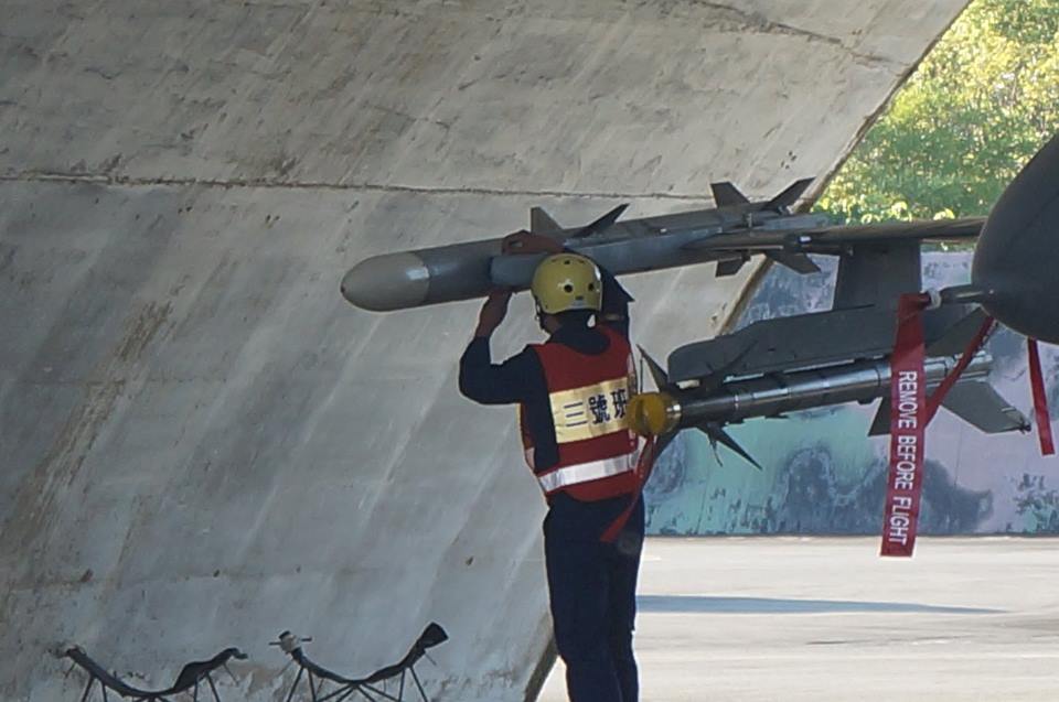 ▲嘉義空軍基地第四聯隊F-16戰機翼尖掛架掛載AIM-120飛彈。（資料照／呂炯昌攝）