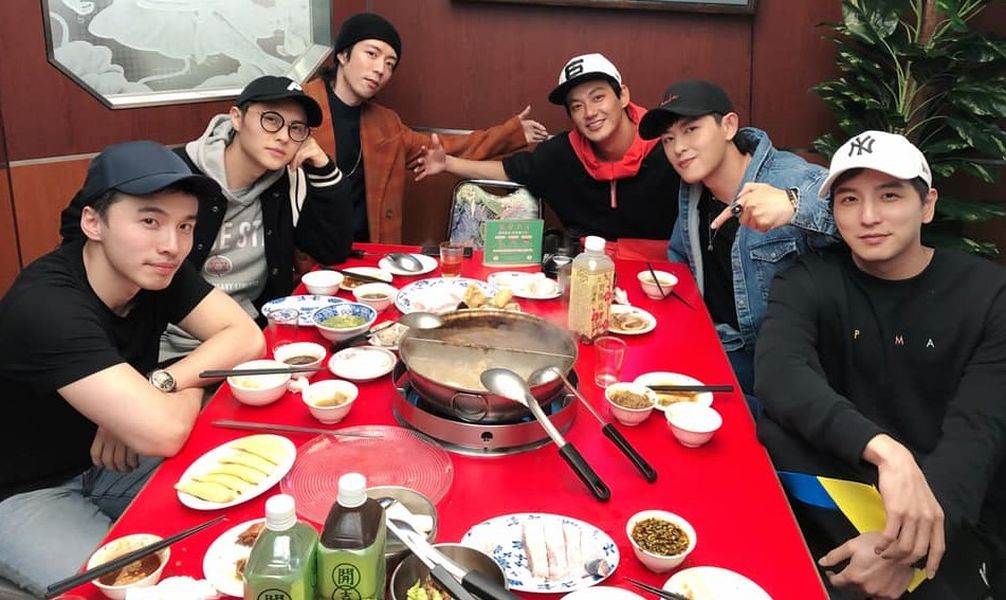 ▲棒棒堂6帥「完全合體」。（圖／翻攝敖犬臉書）