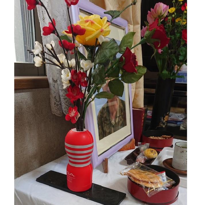 ▲這名日本網友的飛機杯，竟被爺爺拿去當花瓶供奉在奶奶靈堂前。（圖／翻攝自推特@koniy0805）